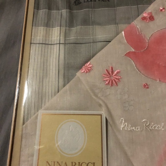 Authentic NINA RICCI Brand new 2 handkerchiefs in a box - Picture 3 of 5